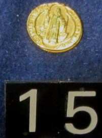 15 MEDALLA SAN BENITO METAL DORADO 1CM